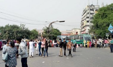 বিশেষ পরীক্ষার দাবিতে নীলক্ষেত মোড় অবরোধ করেছে ঢাকা বিশ্ববিদ্যালয়ের
