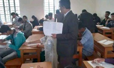 নওগাঁর বলিহার ডিগ্রি  কলেজের পরীক্ষা কক্ষ পরিদর্শন করেন অধ্যক্ষ আতিক।