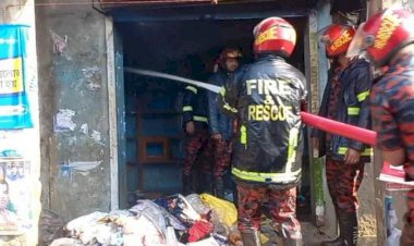 নওগাঁর নোচনাহার বাজারে স্টেশনারি ও কাপড়ের ৩ টি দোকান আগুনে পুড়ে  ভূষ্মিভত