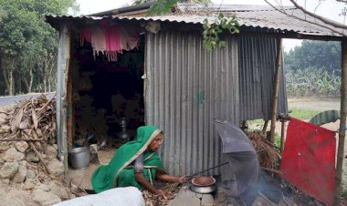 নওগাঁ দীর্ঘ ১০ বছর ধরে রাস্তার পাশে বৃদ্ধ মা অতঃপর খোঁজ  রাখে না ছেলে