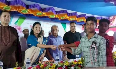 মনোহরদীতে পিতা-মাতাহীন দরিদ্র শিশুদের জন্য নির্মিত ঘরের চাবি হস্তান্তর
