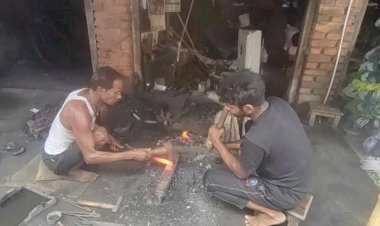 নওগাঁয়  ঈদকে সামনে রেখে ব্যস্ত সময় পার করছেন  কামার শিল্পীরা