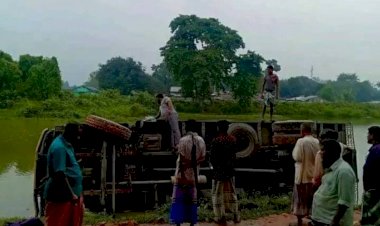 চলমান বৃষ্টি বর্ষণের ফলে মাটি সরে গিয়ে দূর্ঘটনার কবলে ট্রাক!