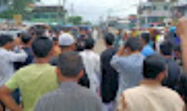 টেকনাফে বৈষম্য বিরোধী  আন্দোলনে ছাত্রদের সাথে সাধারণ মানুষ