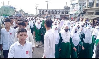 টেকনাফের হ্নীলা উচ্চবিদ্যালয়ের প্রধান শিক্ষকে সাময়িক অব্যাহতিঃশিক্ষাথীদের প্রতিবাদ, যান চলাচল বন্ধ,জনদুর্ভোগ সৃষ্টি