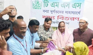 ফেনীর বন্যার্তদের মাঝে ড.হোসনে আরা বেগমের খাদ্য সামগ্রী বিতরণ