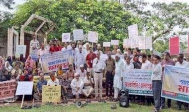 মাধ্যমিক শিক্ষা প্রতিষ্ঠান জাতীয়করণের দাবিতে শিক্ষকদের মানববন্ধন