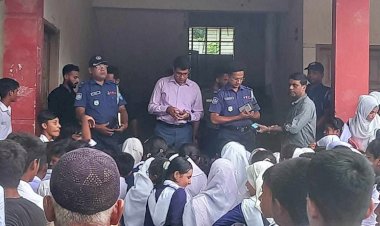 নরসিংদীর শিবপুরে প্রধান শিক্ষকের পদত্যাগ দাবিতে আ‌ন্দোল‌ন করছেন শিক্ষার্থীরা