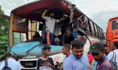 নরসিংদীর শিবপুর সৈয়দ নগর বাসস্ট্যান্ডে দুই যাত্রীবাহী বাসের মুখোমুখি সংঘর্ষে নিহত ১ আহত ১৫