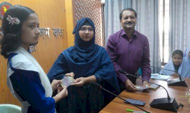 বুড়িচংয়ে বন্যায় ক্ষতিগ্রস্ত শিক্ষার্থীদের মাঝে নগদ অর্থ বিতরণ