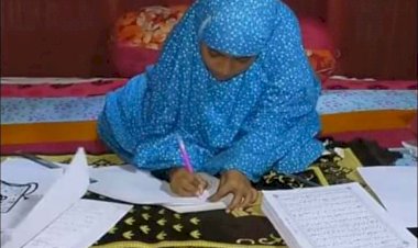 নিজ হাতে কোরআন লেখেন দিনাজপুর জেলার চিরিরবন্দর উপজেলার ক্ষুদে এই স্কুলছাত্রী।