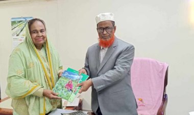 ঢাকায় শিক্ষা বোর্ডের চেয়ারম্যানের সাথে ড. হোসনে আরা বেগমের মতবিনিময়