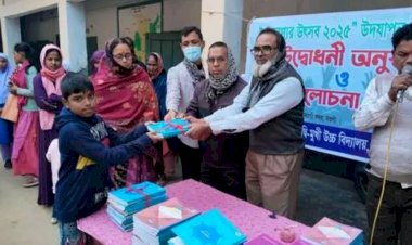 নওগাঁর প্রাথমিক মাধ্যমিক শিক্ষা প্রতিষ্ঠানের শিক্ষার্থীরা পেল নতুন বছরের কিছু নতুন বই