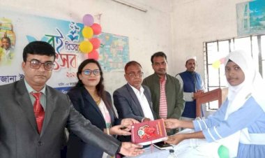 শিবপুরে আব্দুল মান্নান ভূইয়া আদৰ্শ বিদ্যা পীঠে  বই বিতরণ