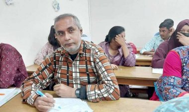 নওগাঁয় তাওহীদুর হাফ সেঞ্চুরি বয়সে স্নাতক প্রথম বর্ষের বিশ্ববিদ্যালয়ের ভর্তি পরীক্ষা দিচ্ছেন