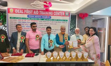 ঢাকাস্থ আইডিয়াল ফাস্ট এইড ট্রেনিং সেন্টারের শিক্ষার্থীদের মাঝে সনদ প্রদান