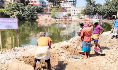 রাজশাহীতে ভরাট হওয়া পুকুর আগের অবস্থায় ফিরিয়ে আনার উদ্যোগ নিয়েছেন প্রশাসন