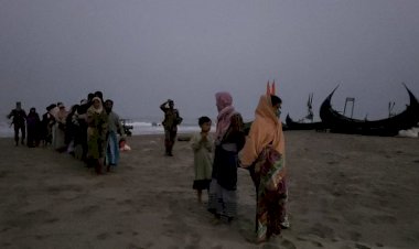 নাফনদীতে নৌকাডুবির ঘটনায় উদ্ধার ২৫ নারী পুরুষ  শিশু  ১ বিজিবি সদস্য নিখোঁজ