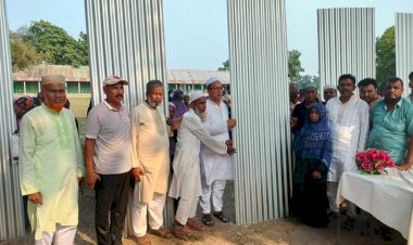 ব্রাহ্মণপাড়ার শশীদলে বন্যার্তদের মাঝে হাজী  জসিম উদ্দিন ফাউন্ডেশনের উদ্যোগে টিন বিতরণ