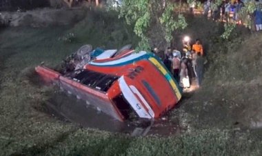 রাজশাহীতে খড়খড়ি এলাকায় বরেন্দ্র বিশ্ববিদ্যালয়ের সামনে একটি ট্রাকের সঙ্গে দুইটি বাসের সংঘর্ষ