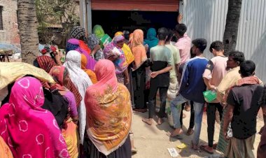 হোমনায় টিসিবি'র পণ্য সামগ্রী বিতরণ
