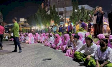ঠাকুরগাঁওয়ে এক দফা দাবিতে সড়ক অবরোধ করেন নার্সিং ইনস্টিটিউটের শিক্ষার্থীরা