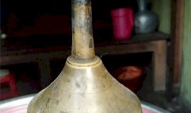 হারিয়ে যাচ্ছে গ্রামবাংলার এক সময়কার জনপ্রিয় কুপি বাতি