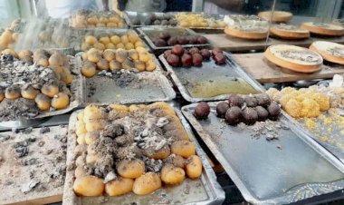 নওগাঁয় মিষ্টান্ন ভান্ডারের দরজা ভেঙে চুলার ছাই ছিটিয়ে প্রায় ৩০ হাজার টাকা  দই-মিষ্টি নষ্ট করেছে দুর্বৃত্তরা