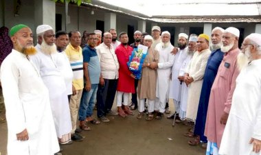 ইছাপুরা দাখিল মাদ্রাসা নবগঠিত কমিটির সভাপতি গাজীউল হক জুবায়ের ও সদস্য মোঃ হাসান কে ফুলের বরণ