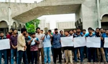 শাহবাগে প্রকৌশল শিক্ষার্থীদের হামলার প্রতিবাদে পাবিপ্রবি শিক্ষার্থীদের মহাসড়ক অবরোধ