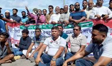 সড়ক সংস্কারের দাবিতে কুমিল্লা-সিলেট মহাসড়ক অবরোধ