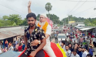 নওগাঁয় আবেগঘন মুহূর্তের সাক্ষী হলেন হাতির পিঠে চড়ে  বিদায় নিলেন প্রধান শিক্ষক রব্বানী