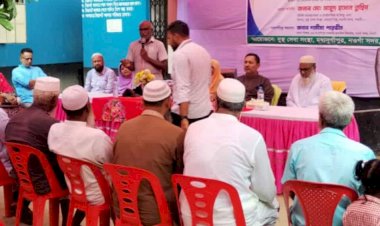 নওগাঁ দূর্গাপুর সরকারি প্রাথমিক বিদ্যালয়ে মেধাবী ও অস্বচ্ছল শিক্ষার্থীদের মাঝে স্কুল ব্যাগ বিতরণ