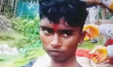 নওগাঁর আত্রাই নদীতে দূর্গাপ্রতিমা বিসর্জনের সময় নৌকা থেকে পড়ে রনি নামে এক কিশোর নিখোঁজ