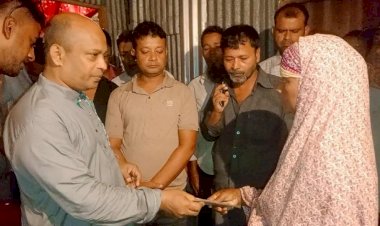 ভ্যান শ্রমিক নেতার পরিবারের পাশে কাজী রহমান মানিক