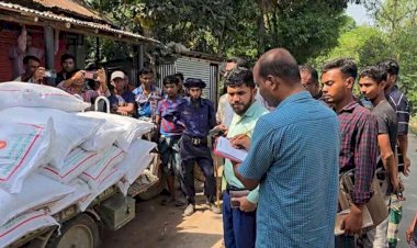 নওগাঁ মান্দা কালিকাপুরে ৪৫ বস্তা রাসায়নিক সার আটক