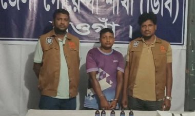 নওগাঁ জেলা গোয়েন্দা পুলিশের বিশেষ অভিযানে পাঁচ বোতল নেশার সিরাপ ও ১ কেজি গাঁজাসহ দুই জন আটক