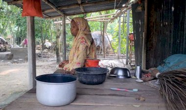 নড়াইলের পল্লীতে টাকা না পেয়ে ঘরের টিন খুলে নিল পাওনাদার