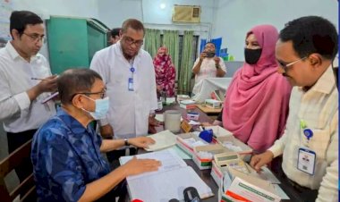 নওগাঁ ২৫০ শয্যা জেনারেল হাসপাতালে  আকর্ষিক পরিদর্শন স্বাস্থ্যমন্ত্রী সাখাওয়াত হোসেন