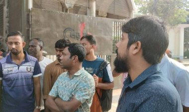 বাস থেকে নামতে গিয়ে শিক্ষার্থী আহত, সাত দফা দাবিতে পাবিপ্রবিতে অবস্থান