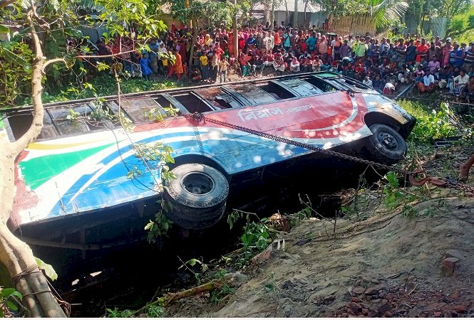 পাবনার আতাইকুলা-ডেমড়া সড়কের বিশ্বাস এক্সপ্রেস নামক যাত্রীবাহী বাস