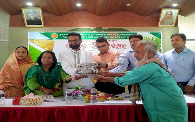 চাঁপাইনবাবগঞ্জে বিনামূল‍্যে কৃষকের মাঝে বীজ ও সার বিতরণ