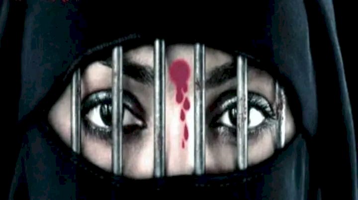 প্রেমের টানে ইসলাম ধর্ম ত্যাগ করলো মুসলিম নারী!