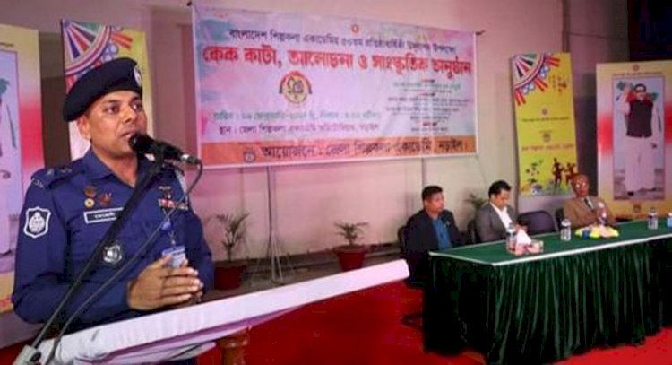 নড়াইলে শিল্পকলা একাডেমির সুবর্ণ জয়ন্তীতে বক্তব্যে রাখছে এসপি মেহেদী হাসান