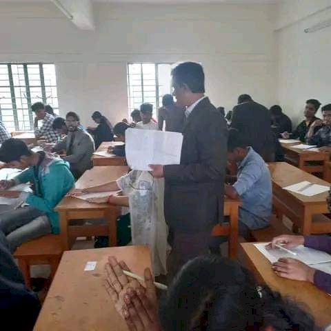 নওগাঁর বলিহার ডিগ্রি  কলেজের পরীক্ষা কক্ষ পরিদর্শন করেন অধ্যক্ষ আতিক।