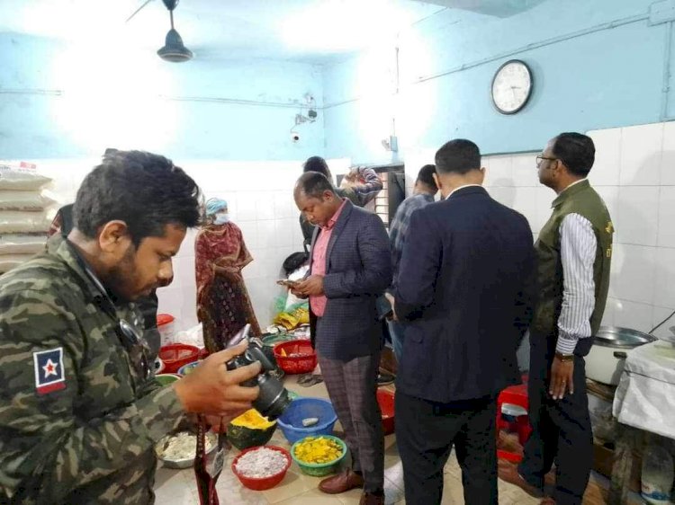 নওগাঁয়  পঞ্চ হোটেল এন্ড রেস্টুরেন্ট নিরাপদ খাদ্য কতৃপক্ষের অভিযানে অস্বাস্থ্যকর সংরক্ষণের কারণে ১ লাখ টাকা জরিমান