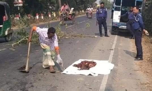 নওগাঁ রাজশাহী মহাসড়কে  বেলিব্রিজ এলাকায় এক অজ্ঞাত নারীর মৃতদেহ উদ্ধার