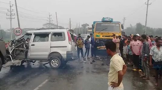 নরসিংদীর শিবপুরে সড়ক দূর্ঘটনায় ইতালী প্রবাসীসহ ০২ জন নিহত