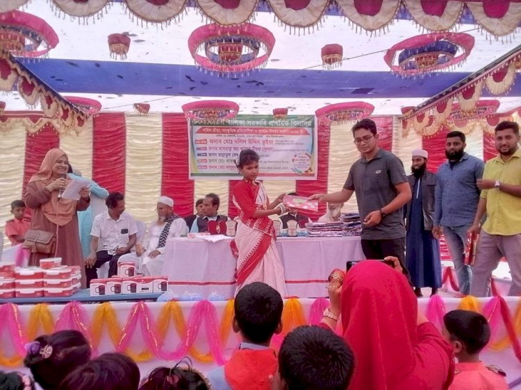 মেধাবী ও দরিদ্র শিক্ষার্থীদের পাশে শিক্ষা সামগ্রী নিয়ে 'স্বজন ফাউন্ডেশন 