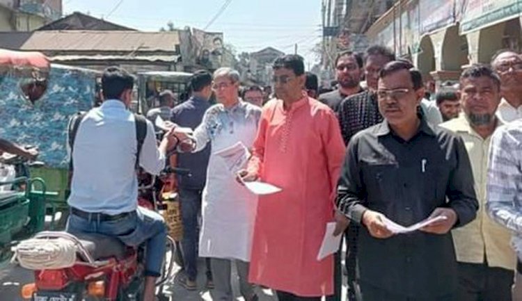 বিএনপি'র কেন্দ্রীয় কর্মসূচির অংশ হিসাব গাইবান্ধায় লিফলেট বিতরণ